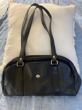 The Trend Made in Italy Black Leather Shoulder Bag with Oval Metal Logo